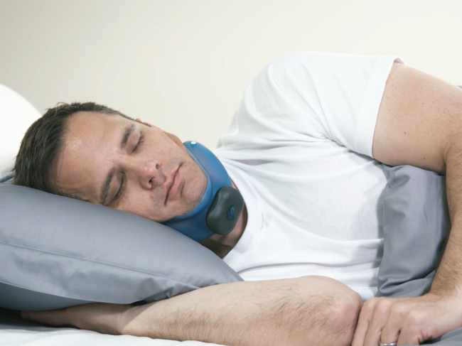 Man sleeping with Aersleep II device