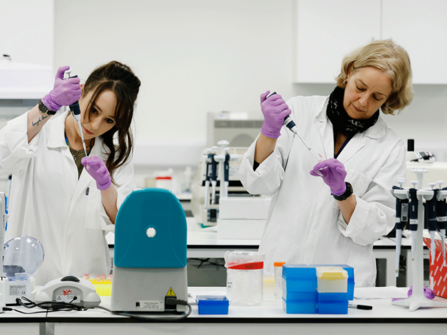 Women scientists in lab 