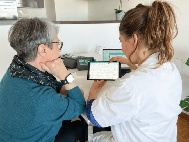 Patient wearing BoraCare Wristband, with data being shown on tablet.