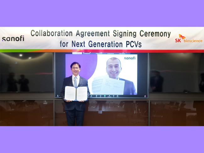 Photo of Jaeyong Ahn and Jean-Francois Toussant in signing ceremony